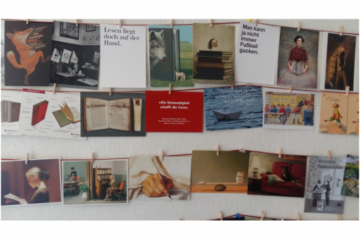 Foto Wand mit Postkarten