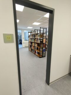 Zum Artikel "Unsere Bücher aus der Institutsbibliothek freuen sich auf Sie – in unseren neuen Räumlichkeiten!"